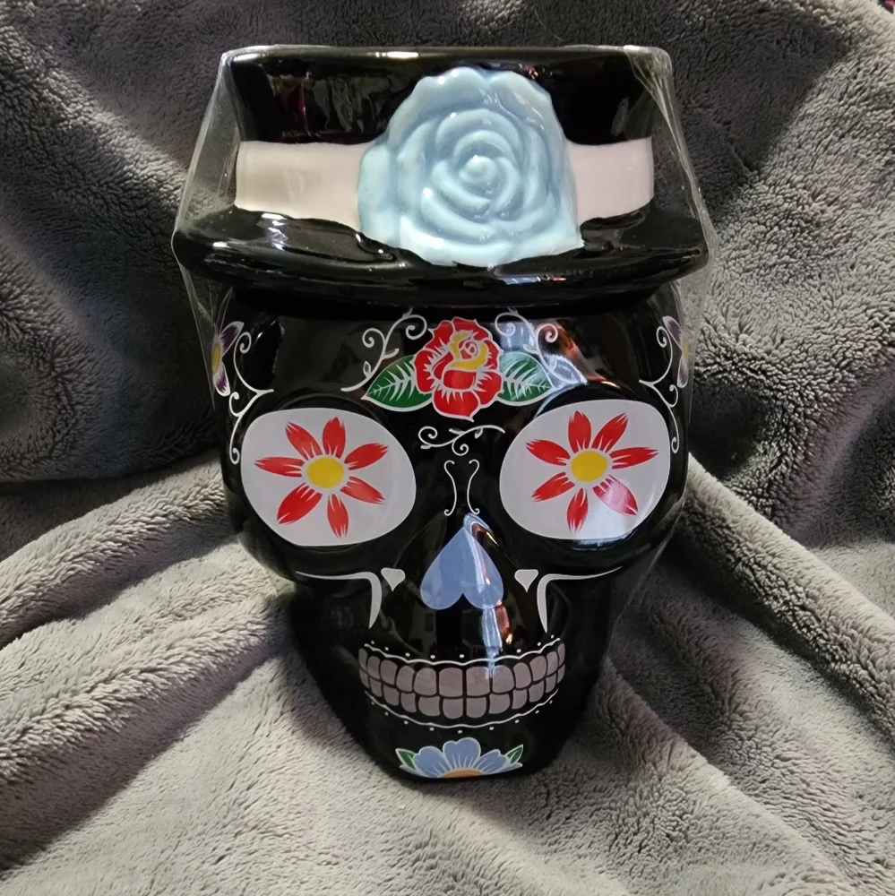 NWT DAY OF THE DEAD SKULL CANISTER/ 💀 CONTAINER. NEVER BEEN OPEN.